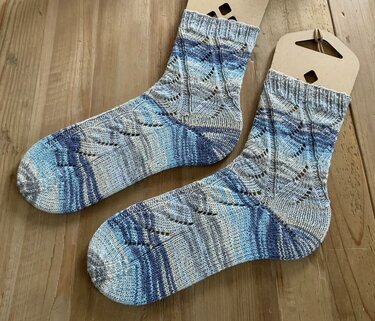Kurze gestrickte Socken in Blautönen mit Rippbündchen, Ajourmuster und gerundeter Ferse