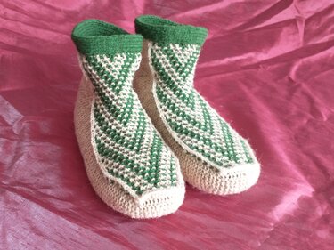 gestrickte Bettschuhe mit Mosaikmuster - Bild 2