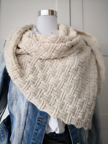 Cremefarbenes Dreieckstuch mit sichtbarem Flecht- bzw. Korbmuster und dezenten bunten Sprenkeln, über einer Jeansjacke getragen.