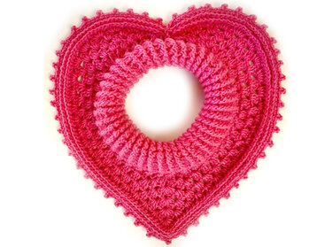 Gehäkelter herzförmiger Kragenschal in Pink mit Rippen- und Muschelstich, frontal