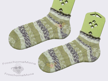 Paar gestrickter Kurzsocken in Olivgrün und Hellgrau mit Streifenmuster und Rüschensaum