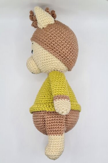 Seitenprofil einer Amigurumi‑Figur mit Fokus auf Maschenstruktur und Proportionen
