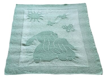 Hellgrüne gestrickte Babydecke mit zwei reliefgestrickten Elefanten, Schmetterlingen und Sonne