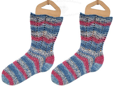 Paar gehäkelte Socken mit gestreiftem Fuß und Zickzack-Lochmuster am Schaft, farblich abgesetzte Ferse