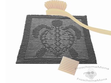 Grau gestricktes quadratisches Spültuch mit Schildkrötenrelief, daneben eine Holzbürste und ein Schwamm