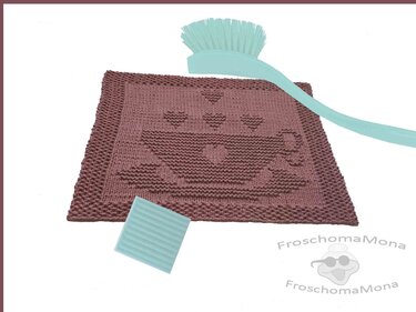 Gestricktes, braunrotes Tuch mit Tassen- und Herzmuster, daneben Spülbürste und Schwamm auf weißem Hintergrund.