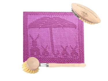 Magenta Strickquadrat mit Regenschirm- und Hasen-Reliefmuster und strukturierter Randkante, Holzbürsten als Styling-Element