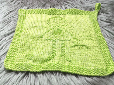 Hellgrünes gestricktes Quadrat mit Pilzrelief, kraus-rechtem Rand und Aufhängeschlaufe