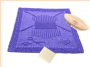 Quadratisches lila gestricktes Spültuch mit Rippenmuster, kraus-rechtem Rand, Holzbürste und Seifenstück