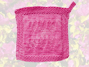 Quadratischer pinker Topflappen mit eingestricktem Herzmuster und Aufhängeschlaufe