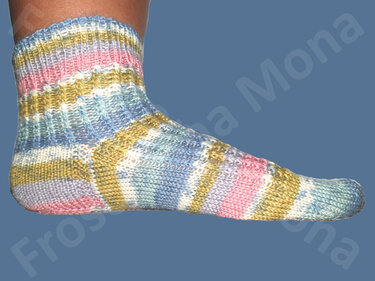 Gestrickte Socke in Pastellstreifen mit Rippbündchen, Seitenansicht
