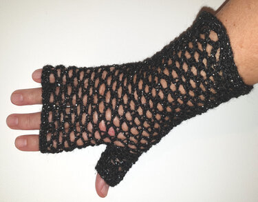 elegante Handstulpen „Nobelei“ Netzmuster Lochmuster Sommerstulpen häkeln