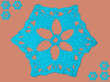 Türkises gehäkeltes Hexagon mit zentralem Blumenmuster auf einfarbigem Hintergrund