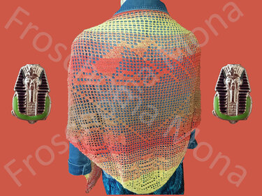 Rückansicht gehäkeltes Dreieckstuch in Gelb
GELB–Orange–Rot mit Lochmuster über Jeanshemd; zwei goldfarbene Anstecker mit Pharaonen
PHARAONEN‑Motiv daneben.