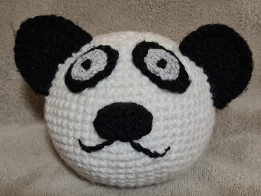 gehäkelter Ball „Pandakopf“ Kuschelball Spielball Pandaball Spielzeug Baby - Bild 3