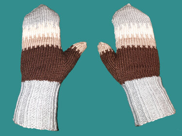 Zwei gestrickte Fäustlinge in Hellgrau, Beige und Braun vor türkisem Hintergrund