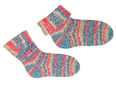 Paar gehäkelter kurzer Damen-Socken in bunten Streifen