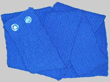 Blauer gestrickter Halsschal mit zwei hellen Knöpfen und diagonal wirkender Maschenstruktur