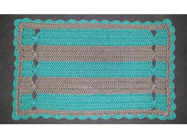 Gehäkelter Tischläufer mit Türkis-Grau-Streifen, seitlichen Lochreihen und Muschelrand