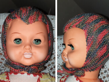 Puppe mit gestrickter, bunt gestreifter Babymütze, Vorder- und Seitenansicht