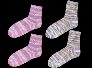 Zwei Paare gestreifter, gehäkelter Socken in Rosa/Lila/Blau und Grau/Rosa/Violett auf schwarzem Hintergrund.
