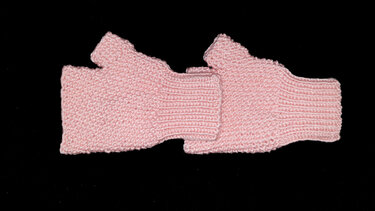 Hellrosa gestrickte fingerlose Handstulpen mit Rippbündchen