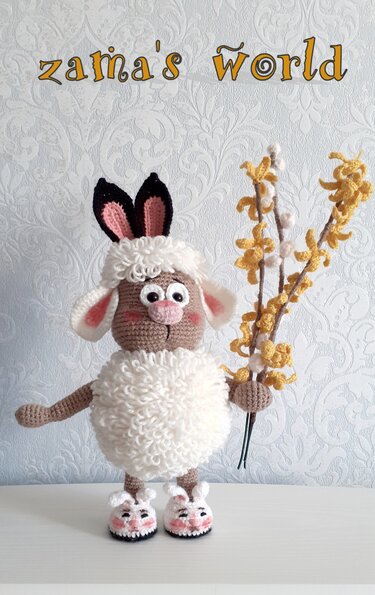Gehäkeltes Lamm mit Hasenohren, kleinen Pantoffeln und Strauß gelber und weißer Frühlingsblumen