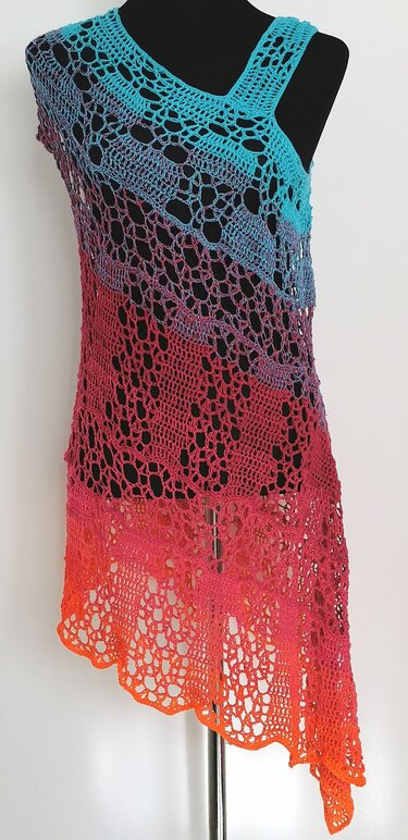 Ärmellose gehäkelte Damen-Tunika mit asymmetrischem Saum und mehrfarbigem Farbverlauf auf schwarzer Büste