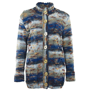 Grobgestrickte Damenjacke in Blau-, Beige- und Brauntönen mit Stehkragen, Holzknöpfen und aufgesetzten Taschen