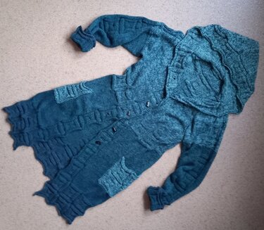 Lange petrolfarbene Strickjacke mit Kapuze, Knöpfen und aufgesetzten Taschen, liegend