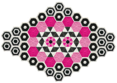 Gehäkelter Tischläufer aus sechseckigen Granny‑Motiven in Pink, Rosa, Schwarz und Weiß