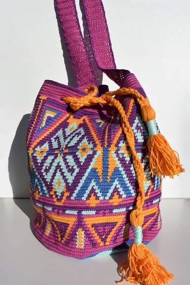 Gehäkelte Umhängetasche in Pink, Türkis und Orange mit geometrischem Muster, Kordelzug und Quasten