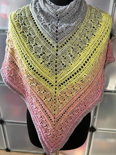 Gehäkeltes Dreieckstuch mit Farbverlauf in Grau, Gelb und Rosa auf schwarzem Mannequin