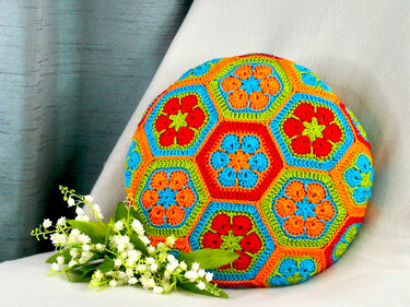 Multicolor round pillow with African Flowers size S - Crochet