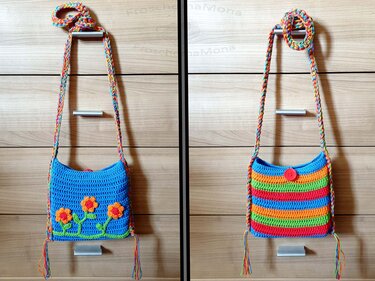 Zwei handgehäkelte Umhängetaschen an einer Holzkommode, links Blumenmotiv, rechts gestreift