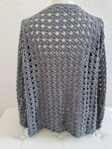 Graue gehäkelte Damenjacke mit Lochmuster, Rückansicht