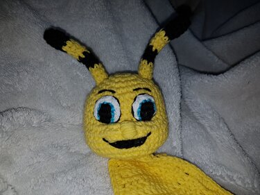 Gehäkelter gelb-schwarzer Bienenkopf mit blauen Augen, Detailansicht
