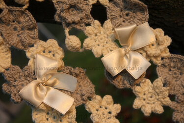 Gehäkelter Schal aus verbundenen Blumenmotiven in Creme und Beige mit Satin-Schleifen