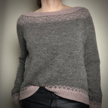 Grau-rosa gestrickter Damenpullover mit weitem Ausschnitt und kontrastfarbener Musterborte