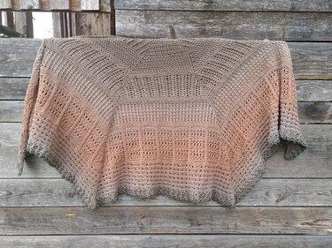 Nehalia – Kuscheliges Mehrecktuch mit vielen Reliefstäbchen lang oder kurz - Häkeln