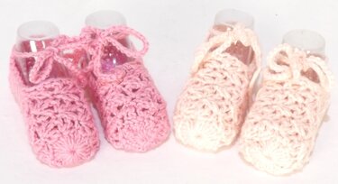 Zwei Paare zarter gehäkelter Babyschuhe in Rosa und Creme