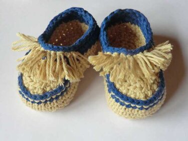Gehäkelte gelbe Baby-Mokassins mit blauen Details und Fransen