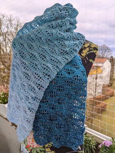 Gehäkelter Schal in Hell- und Dunkelblau mit Ajourmuster auf Schneiderpuppe