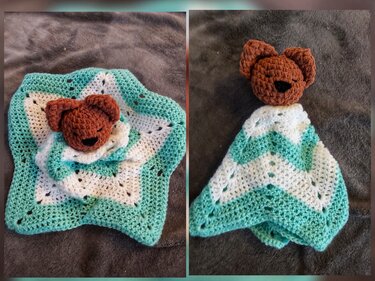 Gehäkeltes Baby-Schmusetuch in Mint und Weiß mit gehäkeltem braunem Bärenkopf