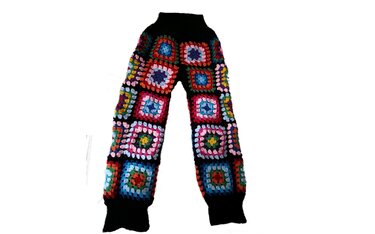 Gehäkelte Kinderhose aus bunten Granny Squares mit schwarzem Bund