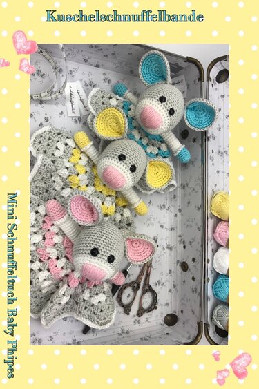 Mini-Schnuffeltuch-Set: drei gehäkelte Tierköpfe auf grauem Granny-Muster, Garnknäuel und Schere daneben