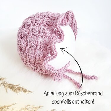 Gehäkelte Babymütze in Rosa mit Rüschenrand und Bindebändern
