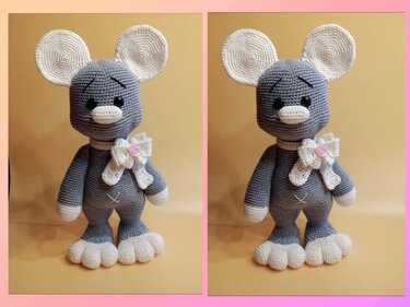 Zwei identische gehäkelte Amigurumi-Mäuse, grau mit weißen Details und einer weißen Schleife mit rosa Knopf