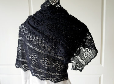 Schwarzes gestricktes Lacetuch mit feinem Lochmuster, elegant drapiert