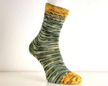 Gestrickte Damen-Socke grün gestreift mit gelber Zehenkappe und Zierbündchen